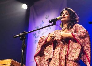 Com quantas luas se faz um sarau?