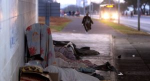 Tratamento desumano com a população de rua – entrevista com a socióloga Paula Regina Gomes