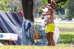 Os impactos do desemprego sobre a população de rua: Programa Voz e Rua, com a socióloga Paula Gomes