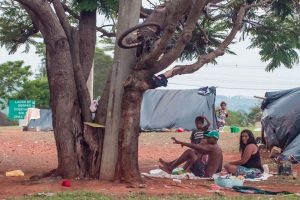 O cruel abandono da população de rua: programa Voz e Rua entrevista a assistente social Bete Ramos