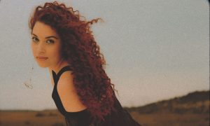 O perigoso e destrutivo desejo de amar, canta Hellaylah em seu Pop Indie.