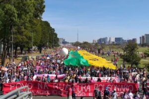 Chefe das ‘rachadinhas’, Bolsonaro se afunda na lama e protestos avançam: Bate-papo com Hélio Doyle