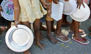 Ossos de boi, arroz e feijão quebrados e pé de galinha: fome no Brasil