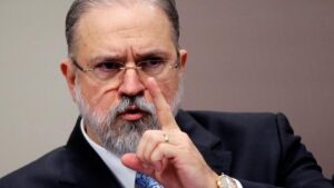 Presidente do Senado quer prolongar aparelhamento da PGR por Bolsonaro: Bate-papo com Hélio Doyle