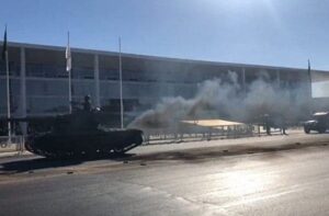 Bolsonaro, pateta, desmoraliza cada dia mais as Forças Armadas: Bate-papo com Hélio Doyle