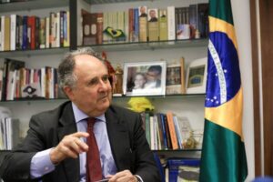 Cristovam Buarque pede VAR para contraditar afirmações de Hélio Doyle sobre sua demissão do governo