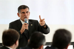 Ida de Santos Cruz ao Podemos sinaliza divisão dos militares entre Moro e Bolsonaro: Bate-papo com Hélio Doyle