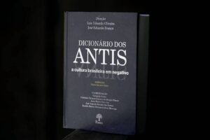 DICIONÁRIO DOS ANTIS: a cultura brasileira em negativo
