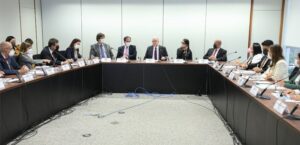 Representantes da sociedade civil entregam manifesto em defesa do sistema eleitoral