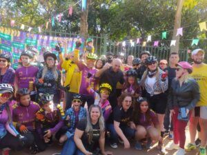 Deficientes visuais participam de passeio com bicicletas adaptadas em Goiânia