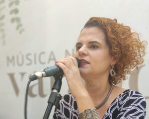 A arte da cantora e produtora cultural Rainy Ághata no Goiás Encanto & Prosa