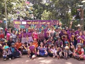 Deficientes visuais pedalam pelas ruas de Goiânia