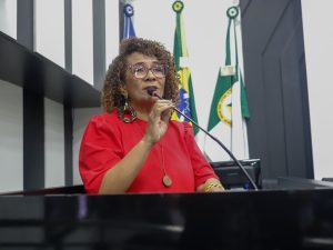 <em>Edna Sampaio apresenta projeto para incluir mulheres na Mesa Diretora</em>