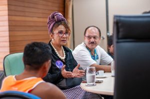 Edna se une a indígenas que vivem em situação de miséria e reivindicam moradia