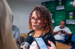 Edna pede que interventora mande informações sobre contratos