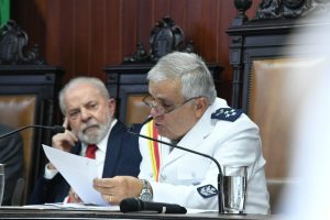 URGÊNCIA MILITAR: Descolar de Bolsonaro, sinônimo de ditadura, para alinhar-se à democracia