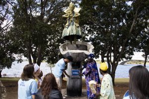 Sumo sacerdote nigeriano de Ifá participa de visita guiada ao Panteão Afro da Praça dos Orixás, em Brasília