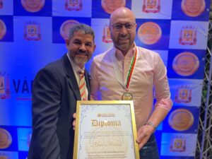 Beto Dois a Um recebe Comenda Couto Magalhães em Várzea Grande