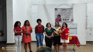 Edna recebe homenagem de professoras durante curso antirracista