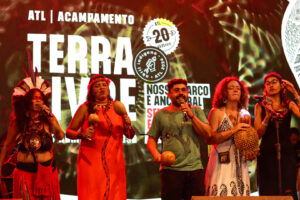 O Balanço da Canoa realiza apresentações e oficinas artísticas na Casa Canoa, no Mercado Sul de Taguatinga