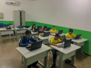 Oficinas de Informática ajudam crianças e adolescentes no Projeto Viver Melhor, em Várzea Grande