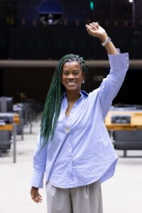 Deputada Carol Dartora comemora a aprovação do projeto que cria campanha nacional sobre parto prematuro