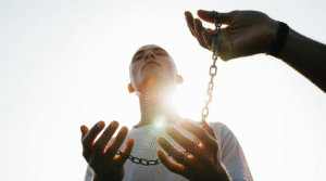 Quando a Fé Vira Jaula — e Quando Vira Casa